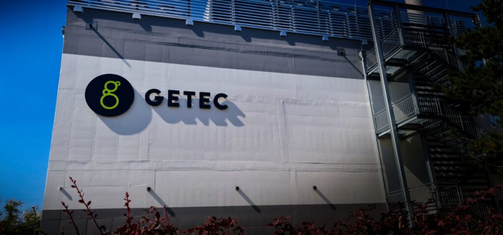Großformatiges Leucht-Logo 'GETEC' an der Außenwand eines modernen Gebäudes