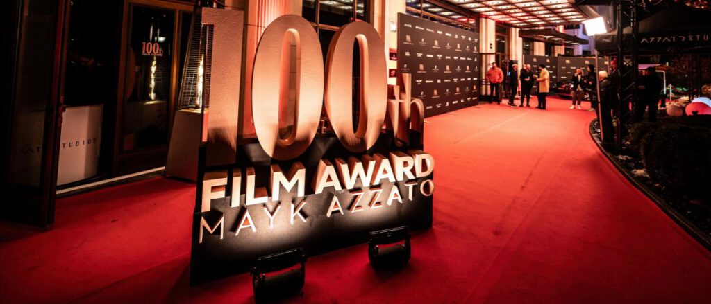 XXL 3D-Styroporlogo am Eingang eines Film Awards für visuelle Highlights